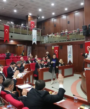 izmit-belediyesi-meclisi-nde-gorev-dagilimi-yapildi-1775630859-703_large